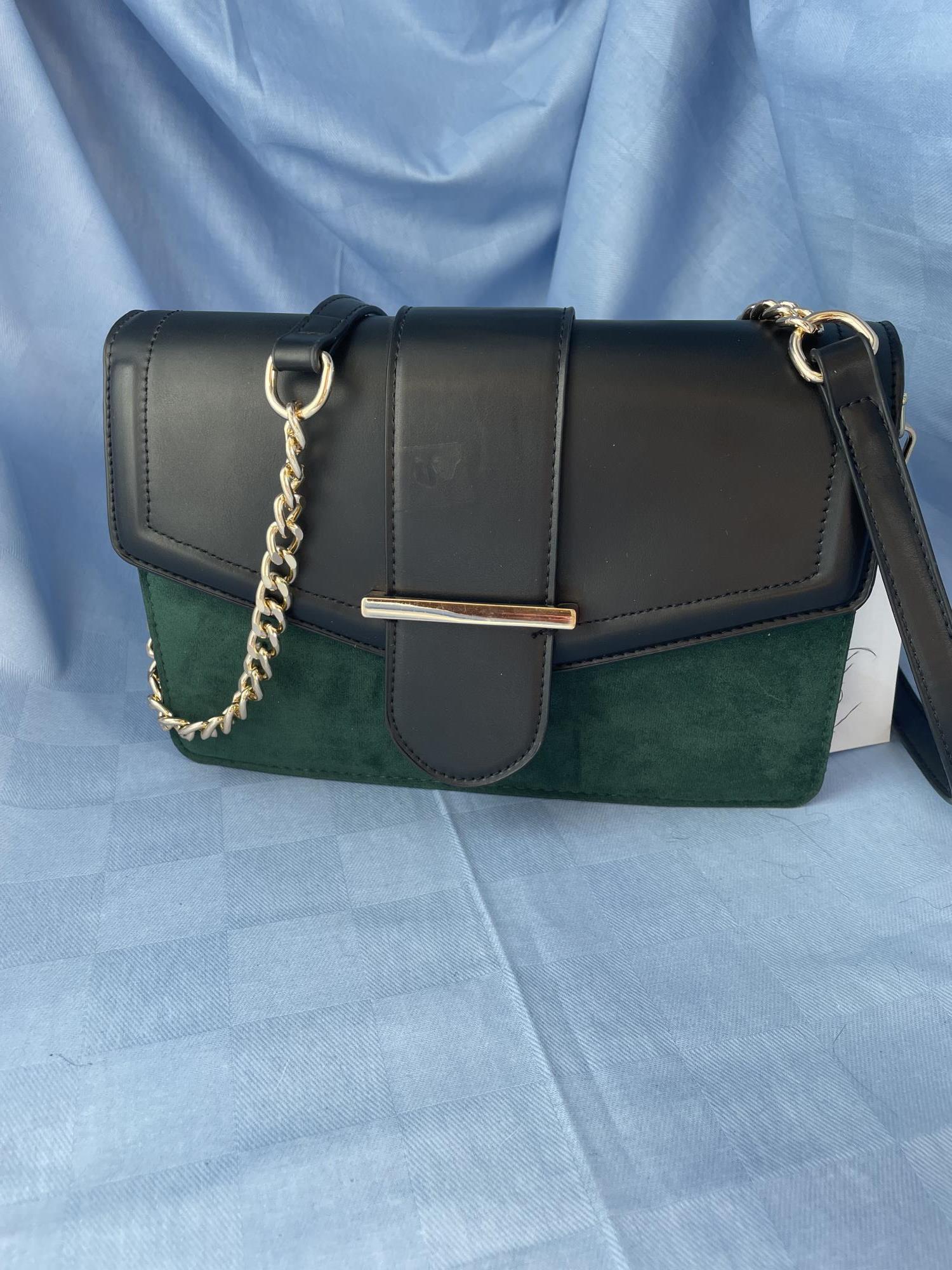 borsetta nera tracolla dorata con inserto verde Primadonna