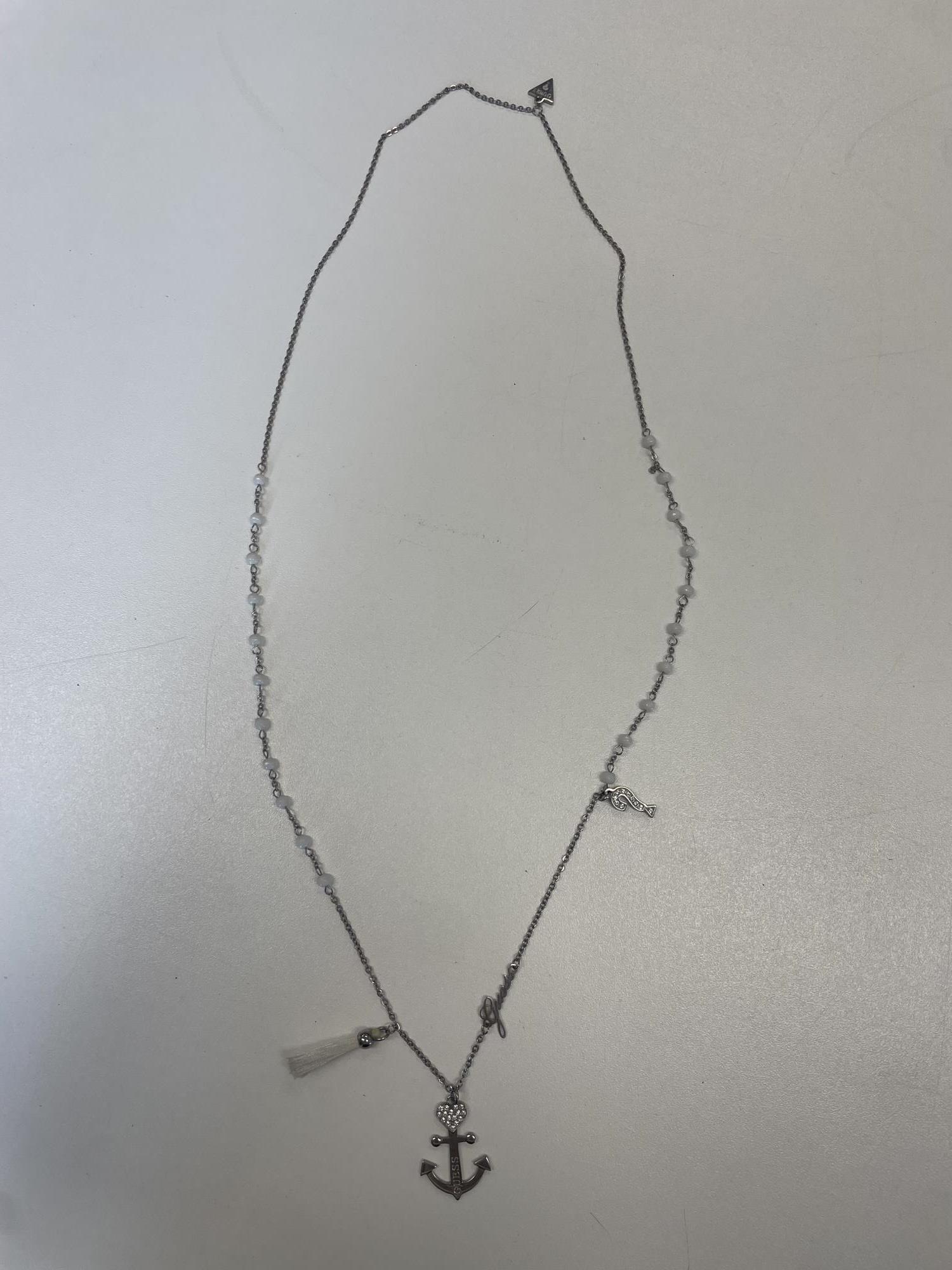 collana acciaio con perline bianche e ciondolo ancora Guess