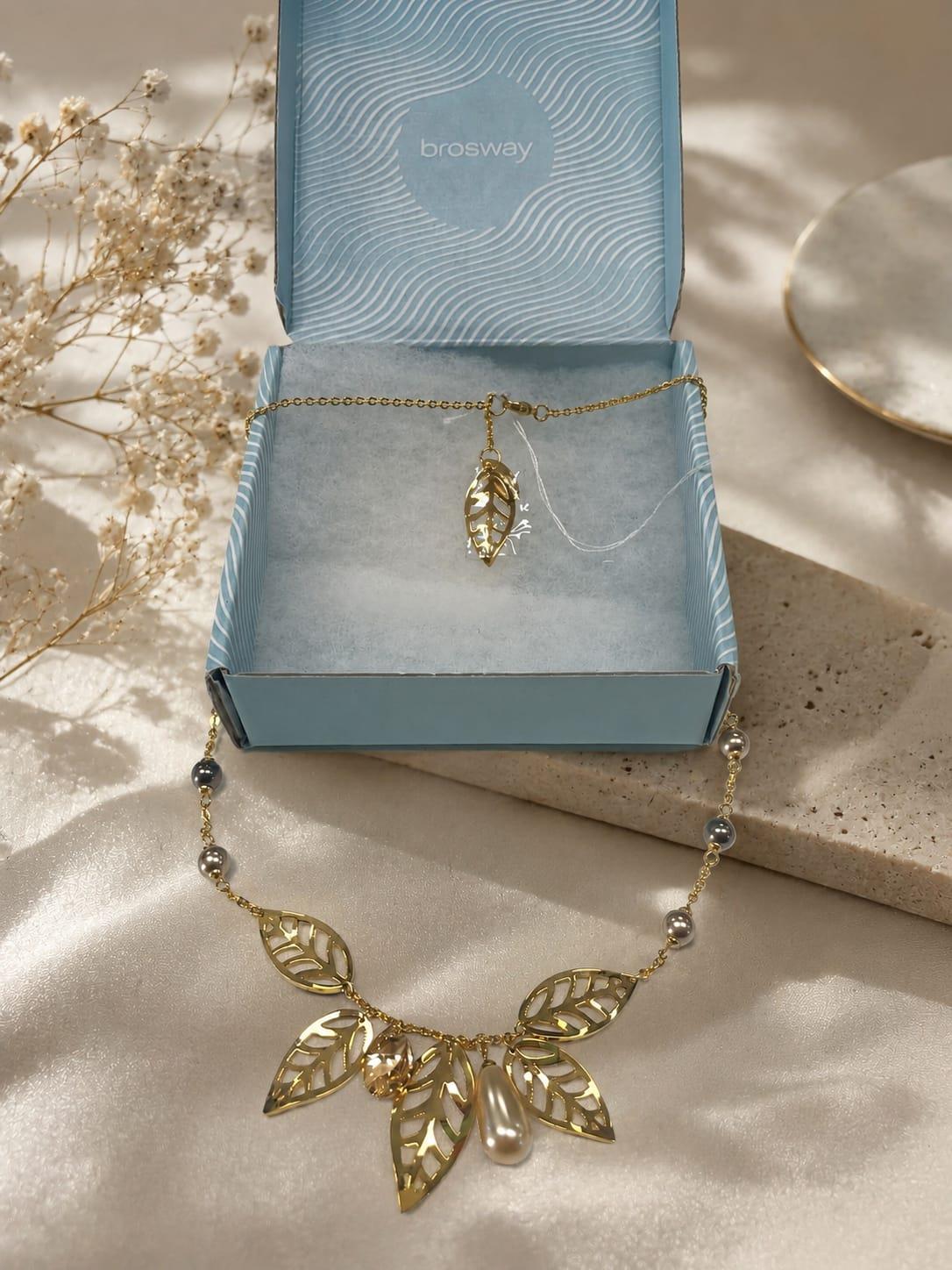 collana dorata con foglie e ciondoli Brosway