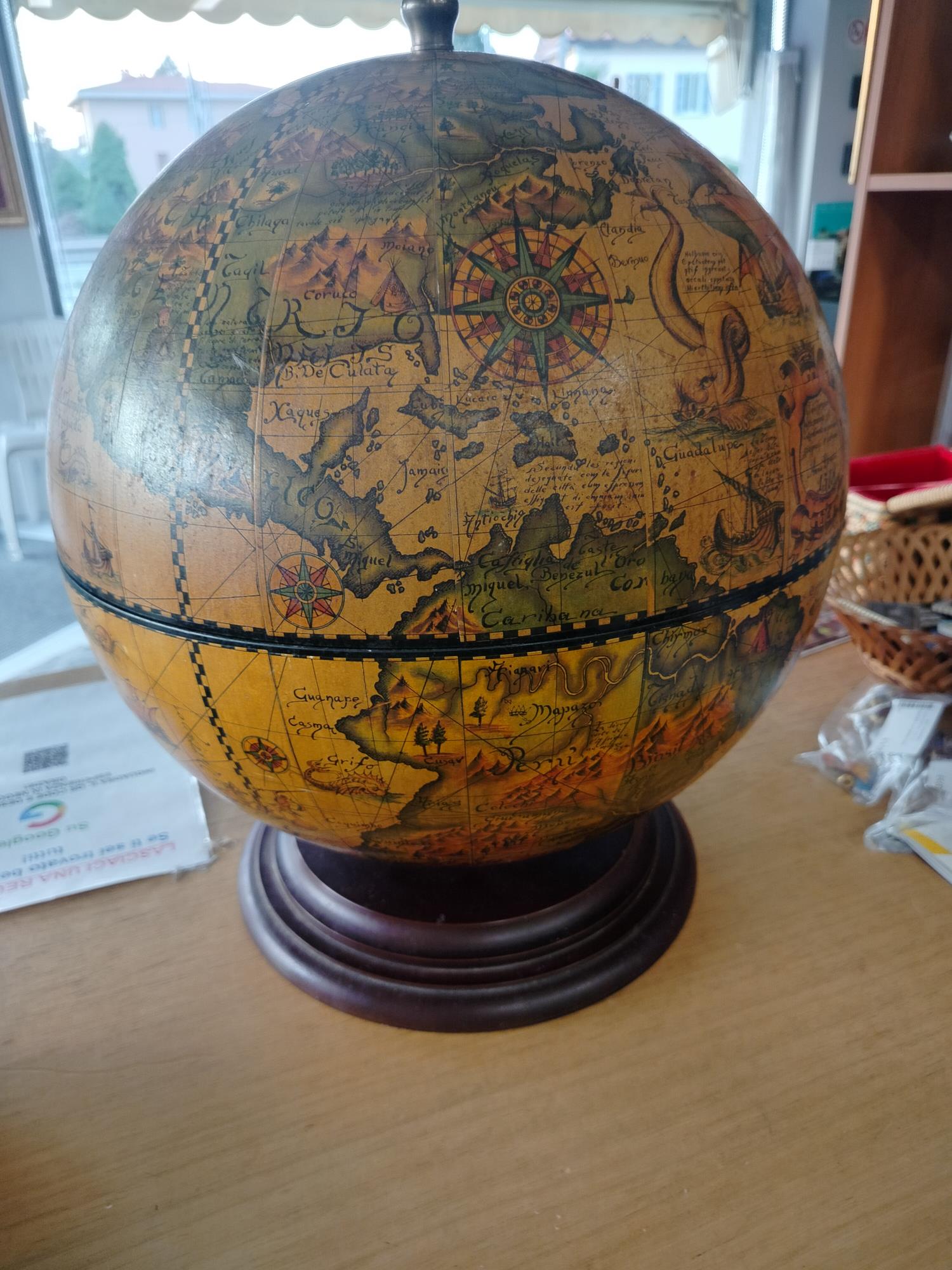 Mappamondo bar da tavolo apribile con cartina storica XVI secolo