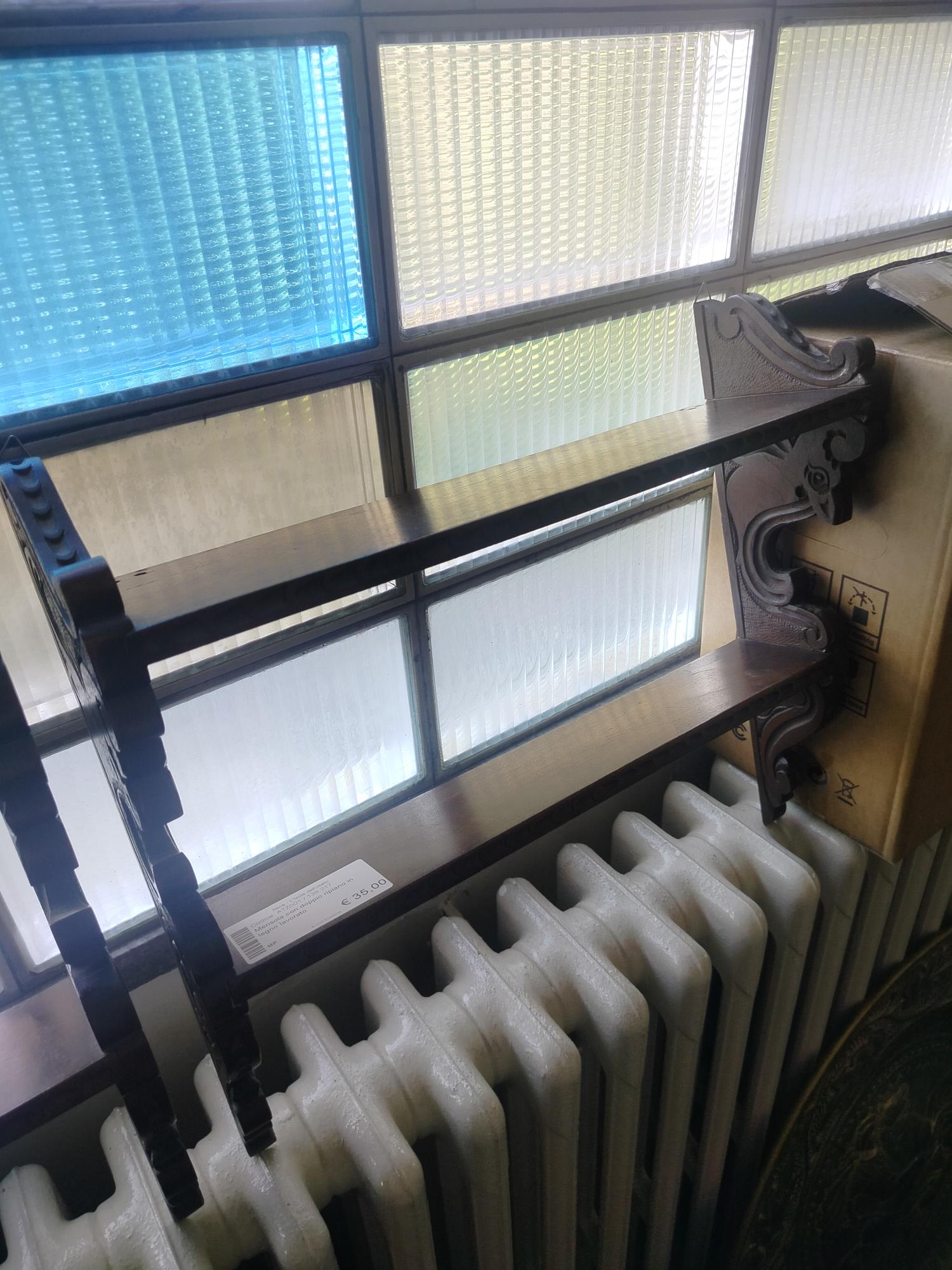 Mensola con doppio ripiano in legno lavorato