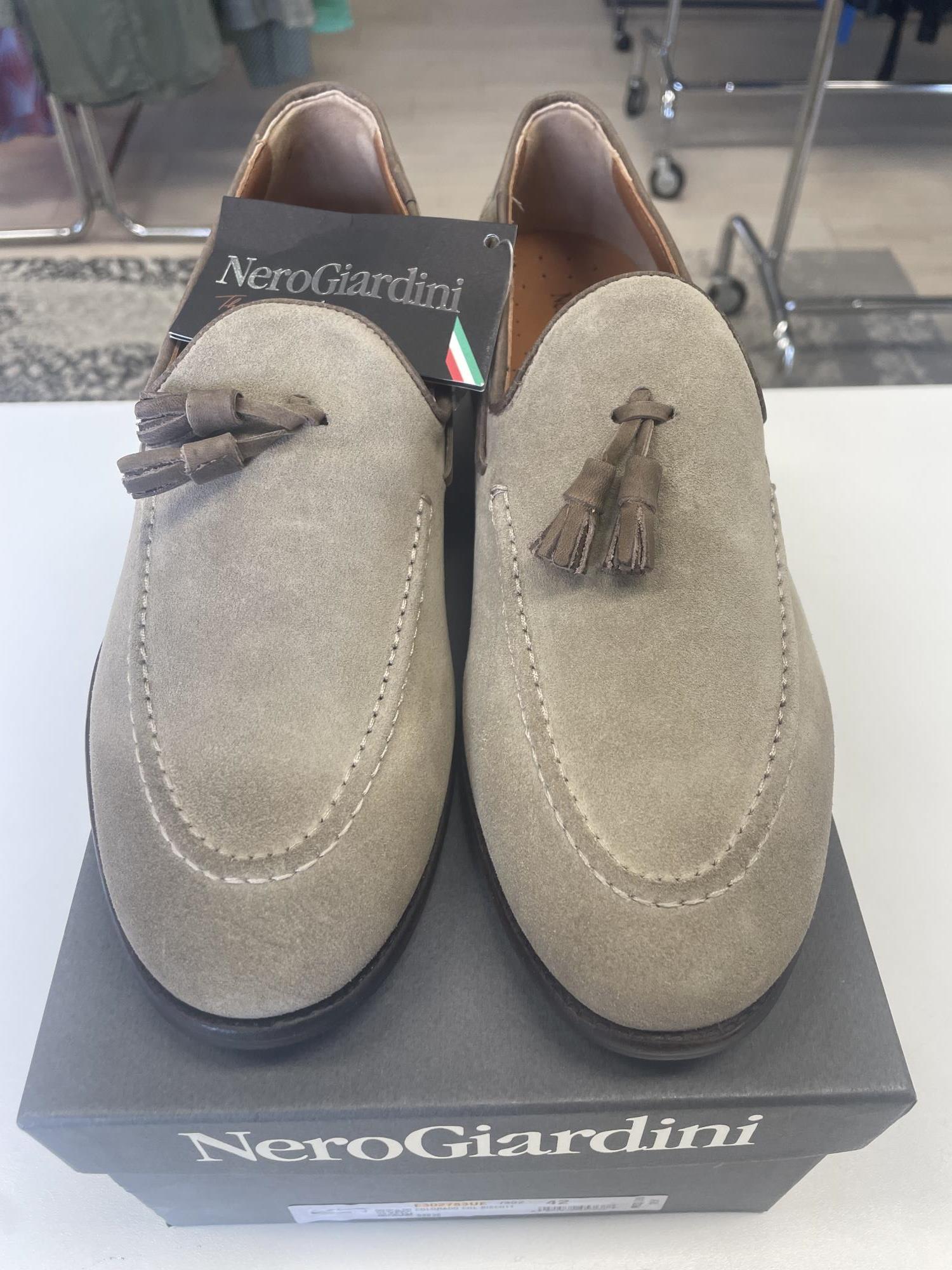 mocassino U beige con nappina nr.42 Nero Giardini -nuovo con cartellino-