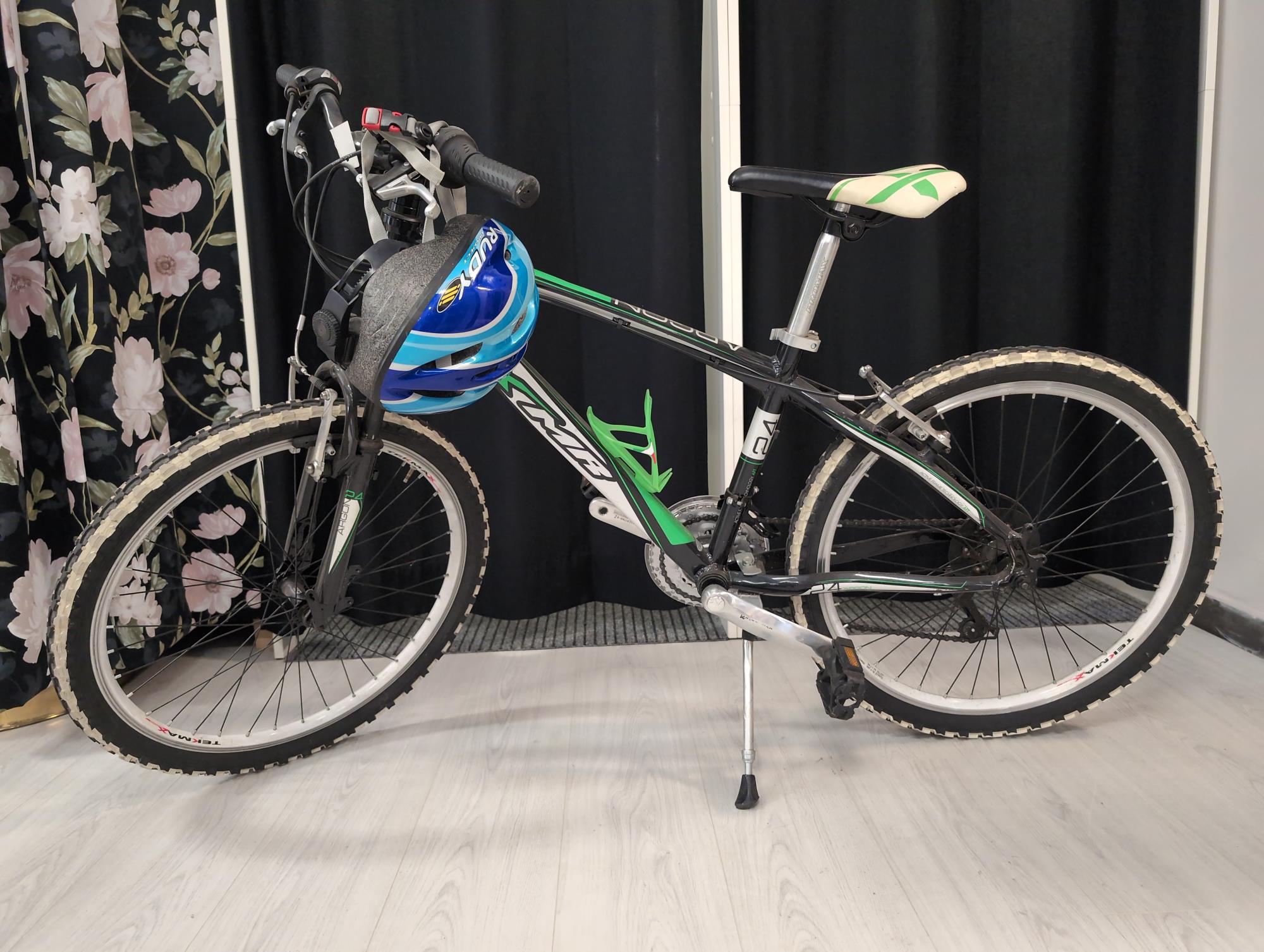 Mountain Bike MTB color verde nero con casco tg M