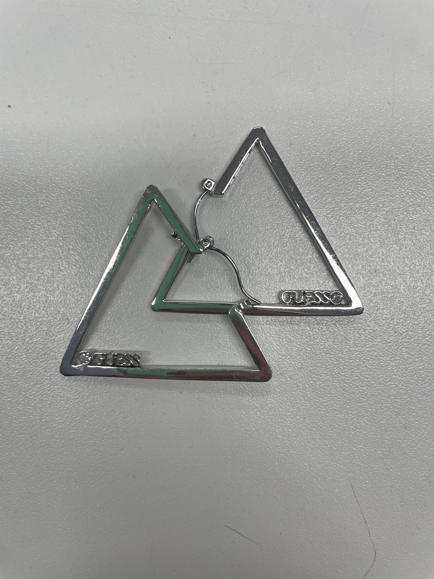 orecchini acciaio forma triangolo Guess