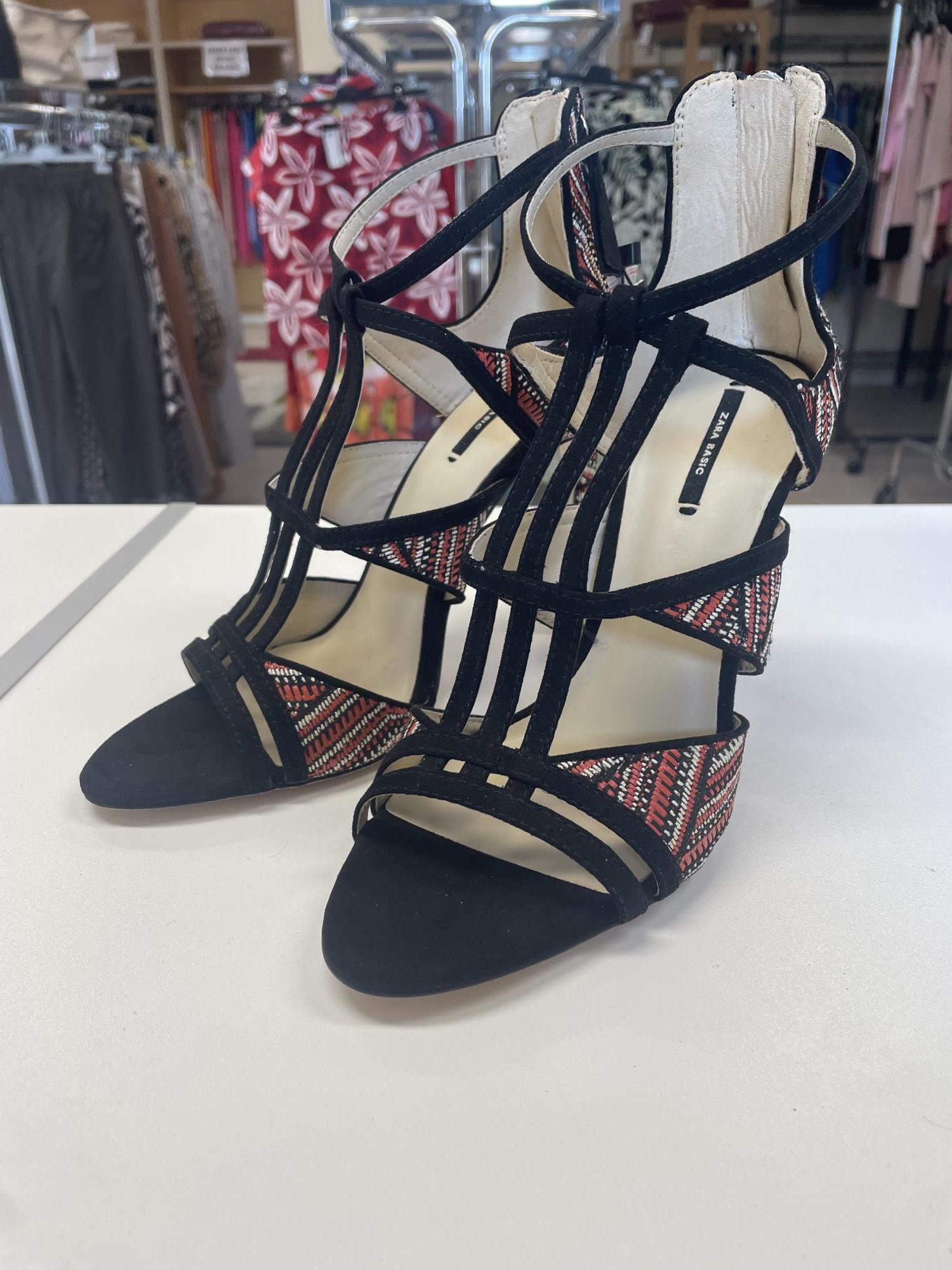 sandalo con tacco fantasia nero e arancio nr. 40 Zara