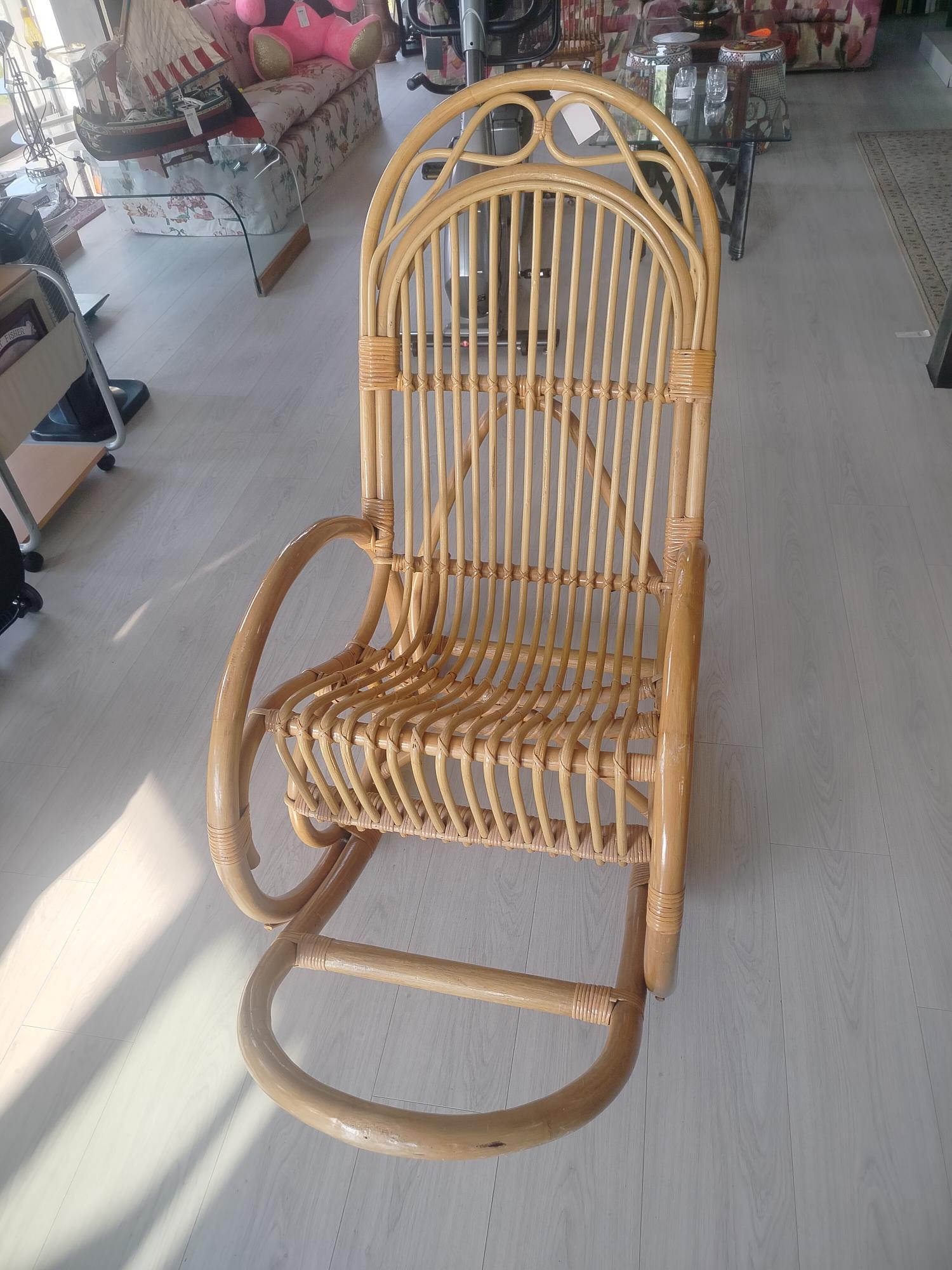 Sedia a dondolo in vimini vintage