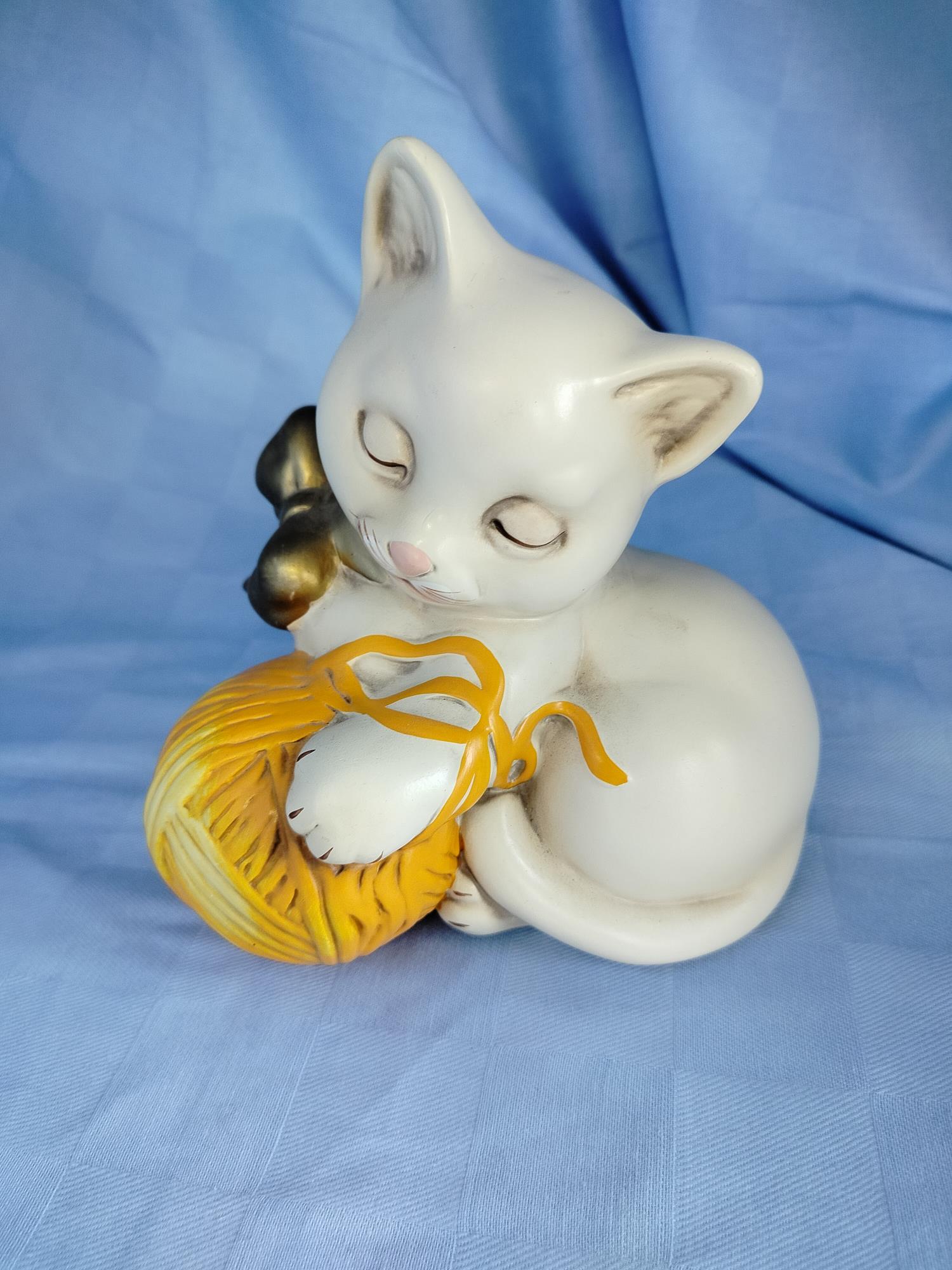 Statuina gatto con gomitolo Carraro