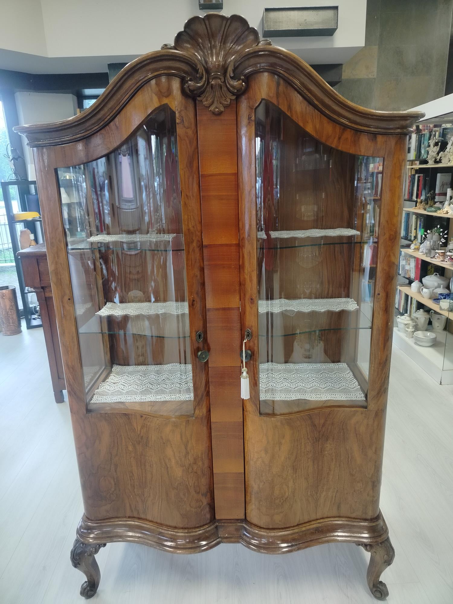 Vetrina legno stile chippendale con ripiani in vetro