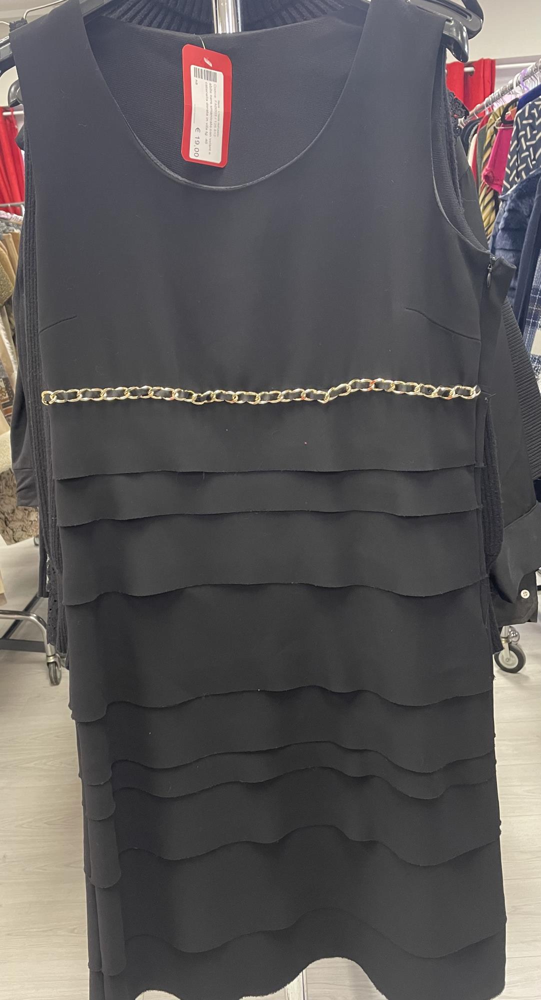 abito nero smanicato con volant e catenella dorata in vita tg. 46