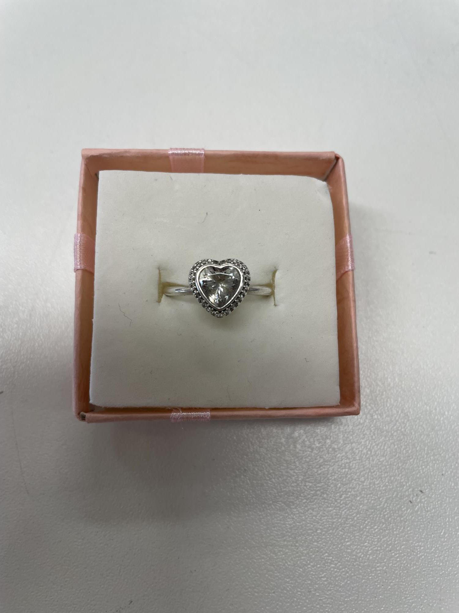 anello argento con cuore trasparente Pandora