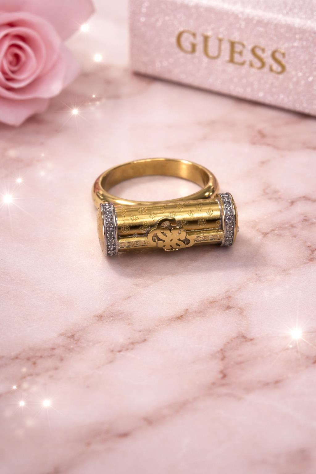 anello dorato acciaio con bauletto Guess