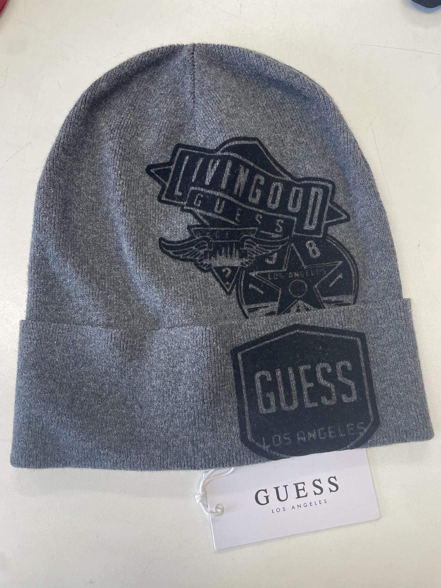 berretto grigio con disegni neri Guess