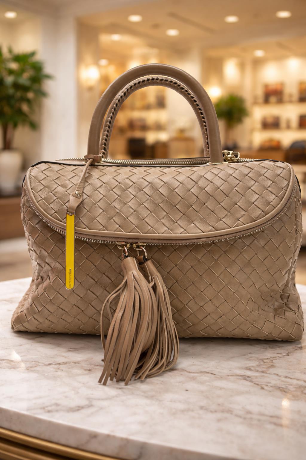 borsa bauletto beige in pelle lavorata due manici + tracolla Cromia