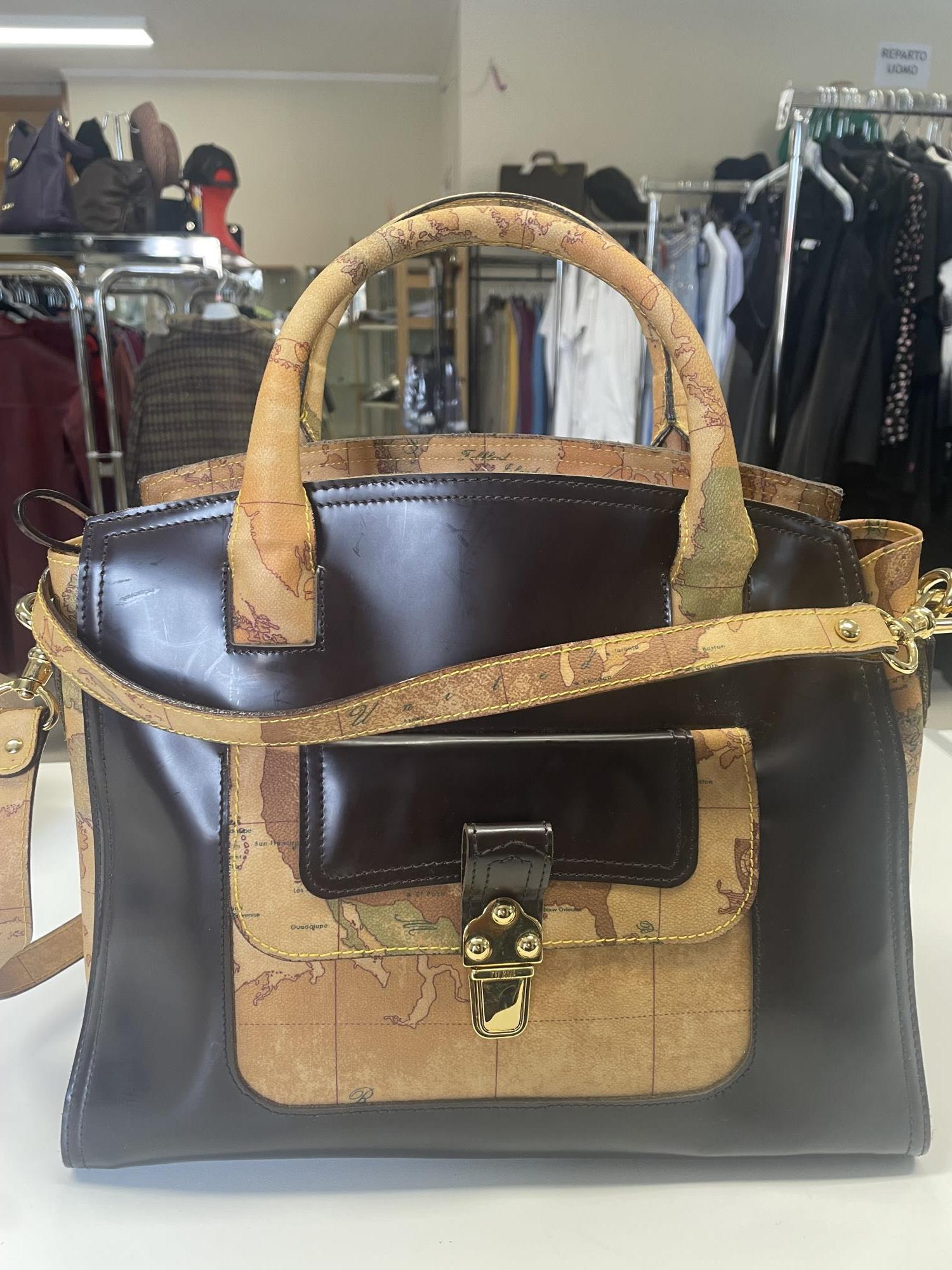 borsa beige con inserti neri due manici e tracolla Alviero Martini