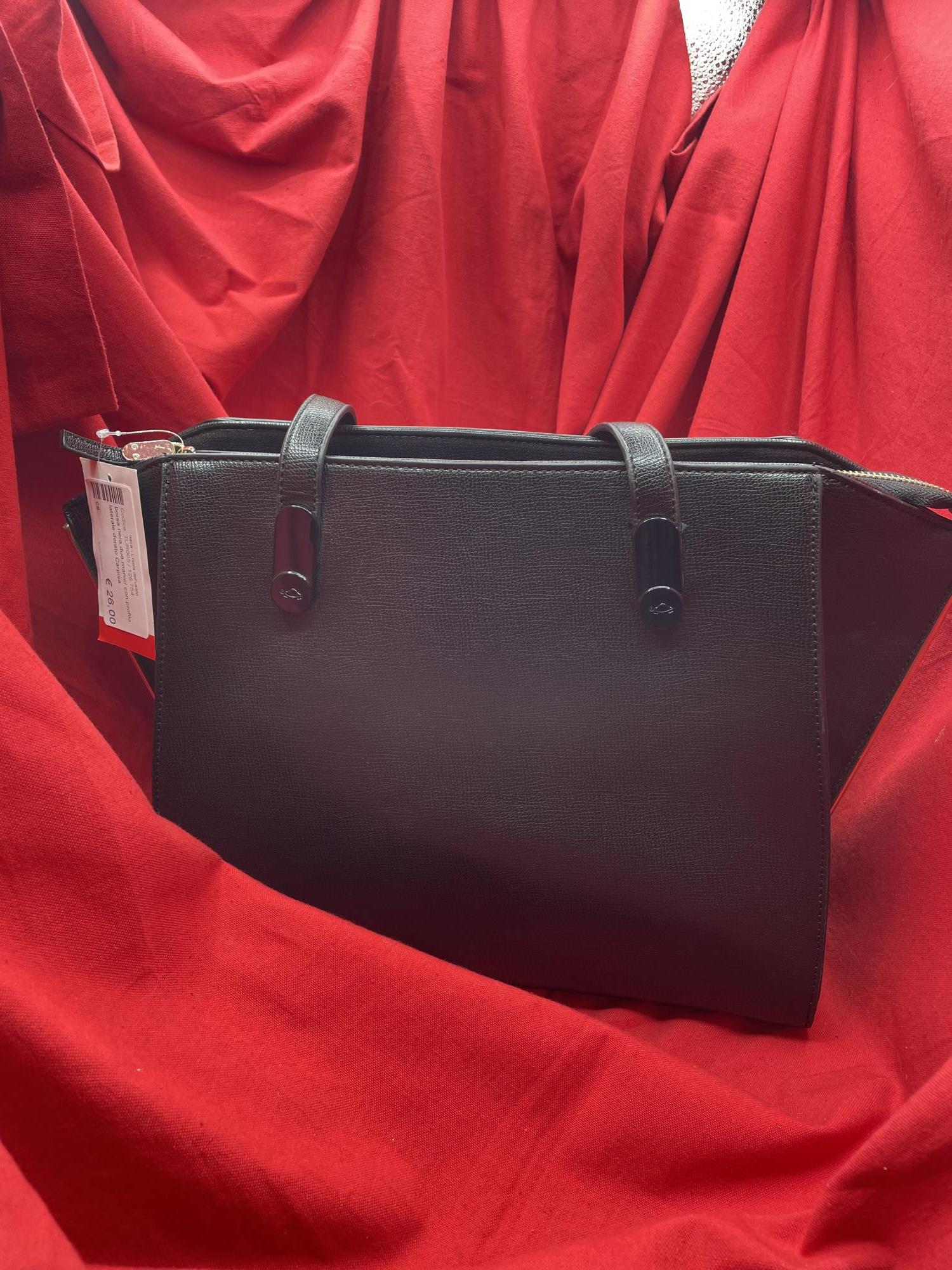 borsa nera due manici con profilo laterale dorato Carpisa