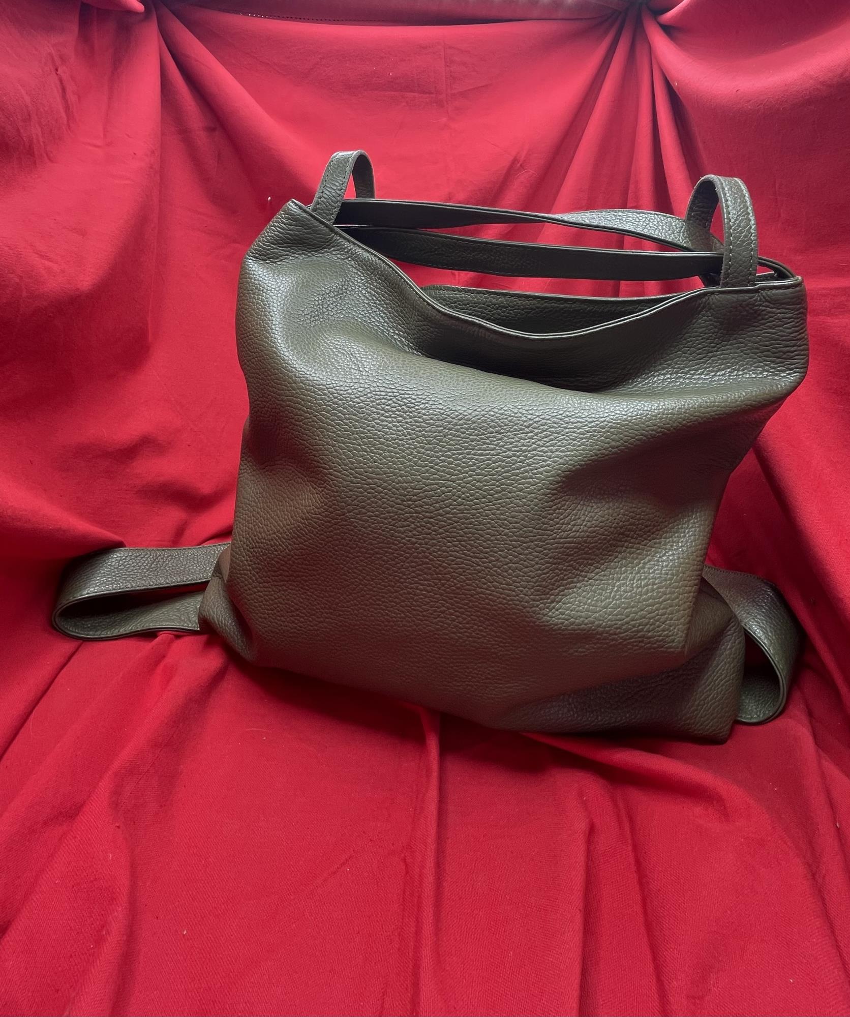 borsa pelle verde con due manici e diventa zainetto