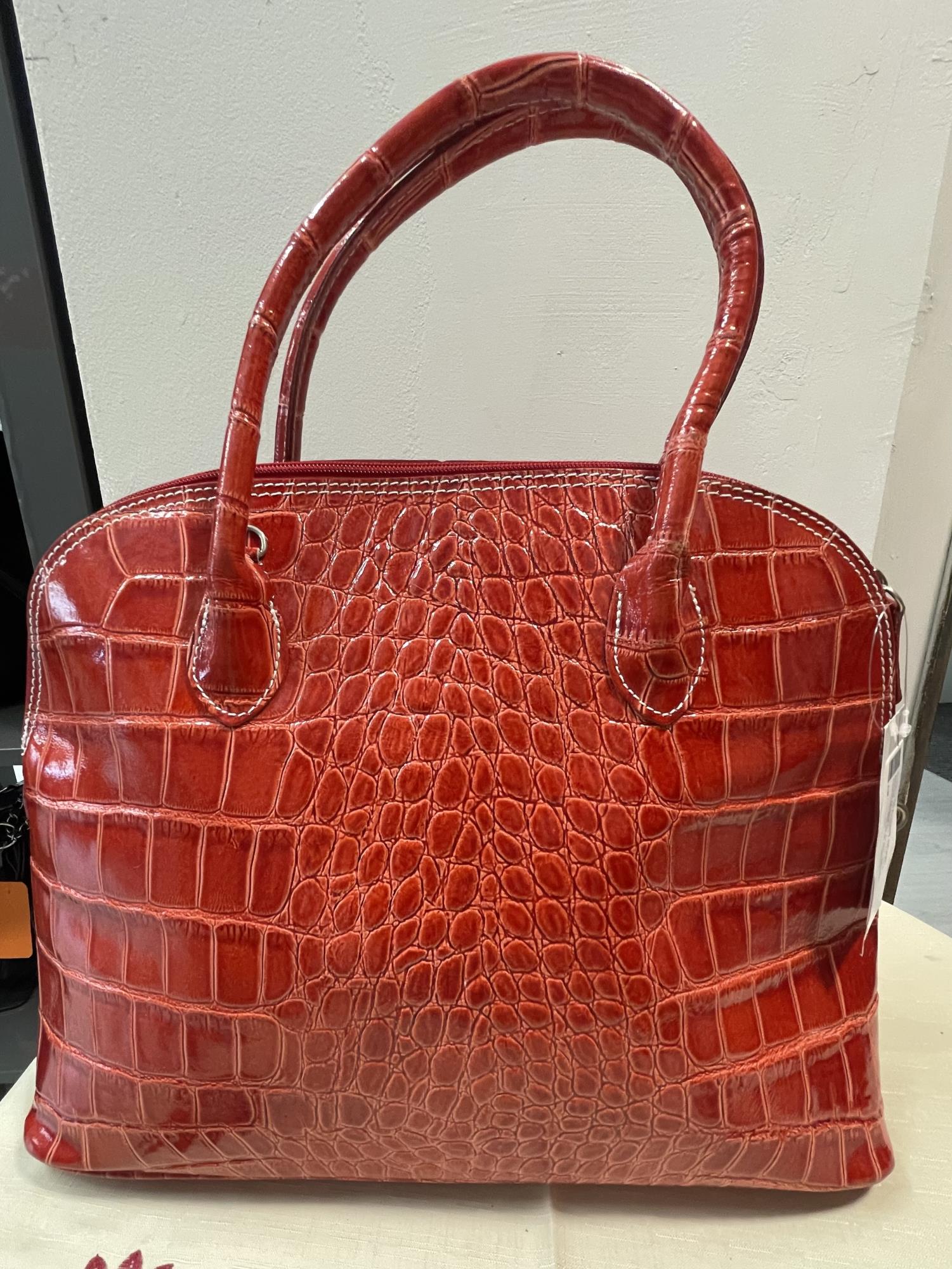 borsa rossa in pelle efffetto coccodrillo due manici