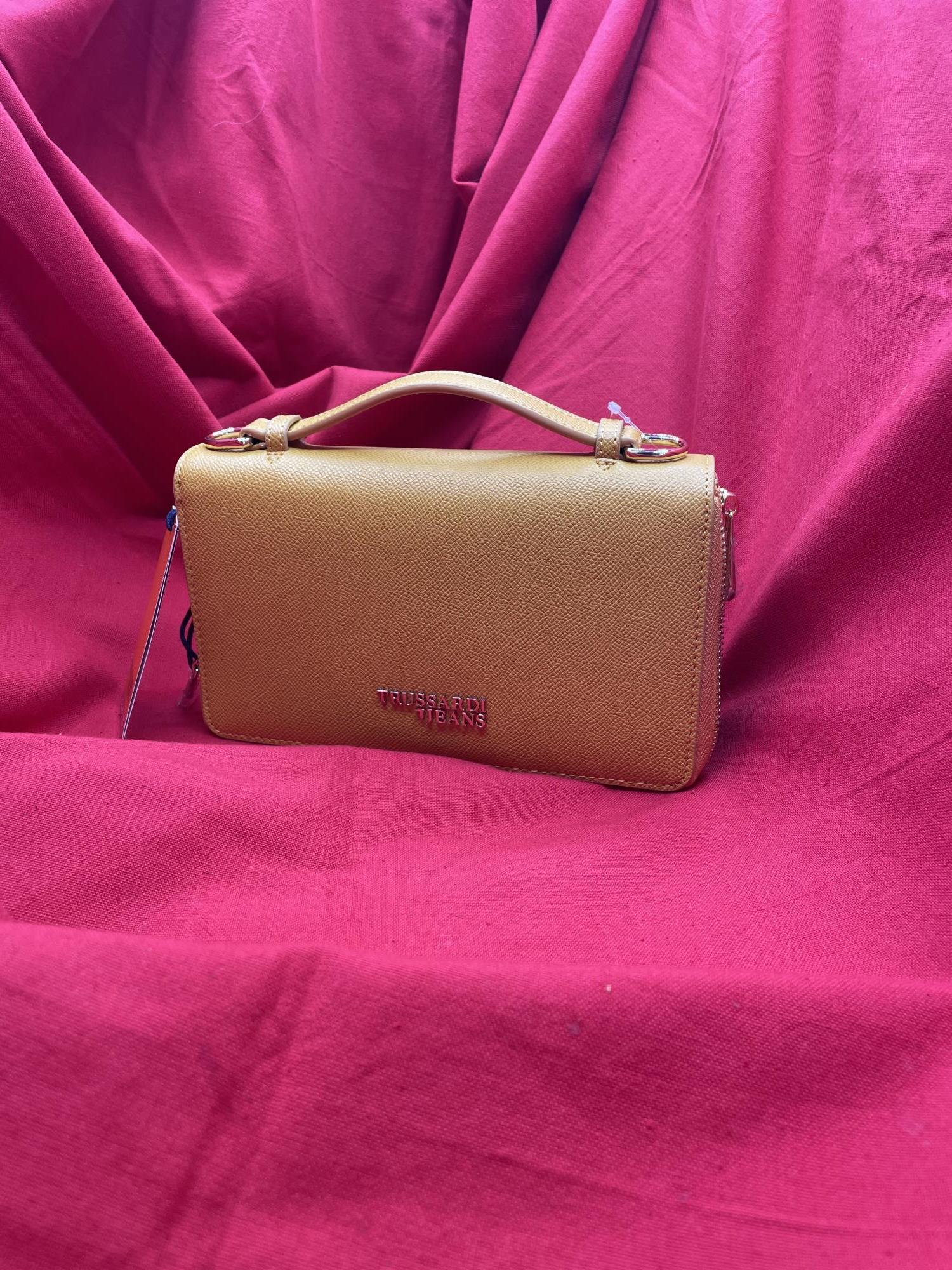 borsetta porta documenti senape con tracolla dorata Trussardi Jeans