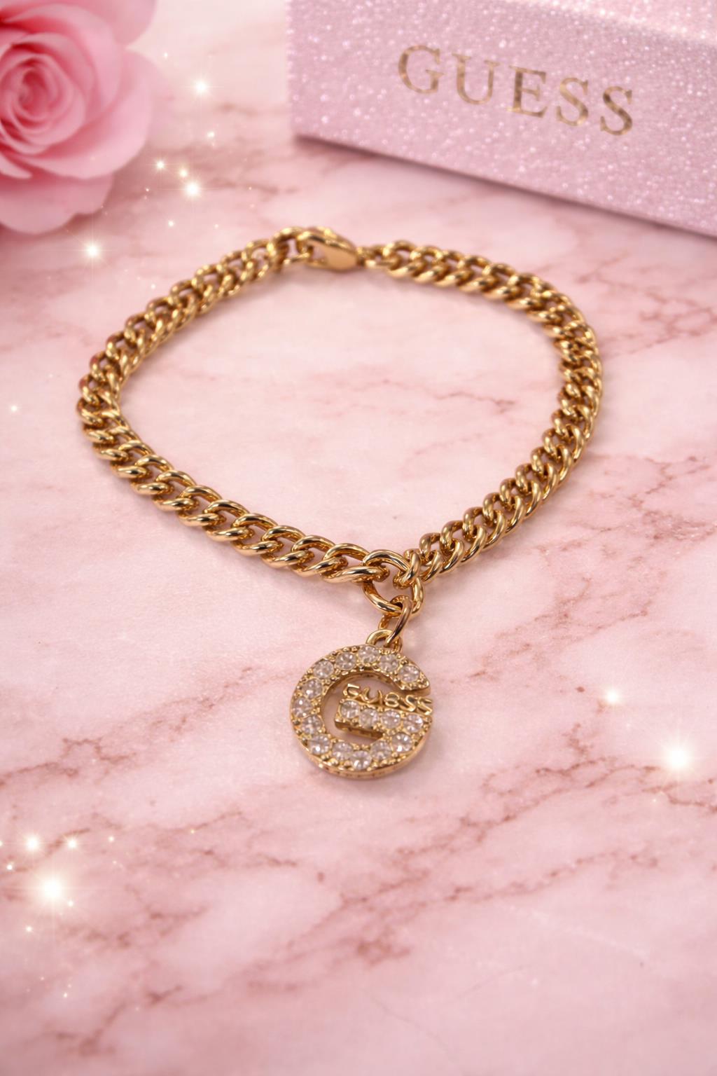 bracciale dorato in acciaio e ciondolo lettera G Guess