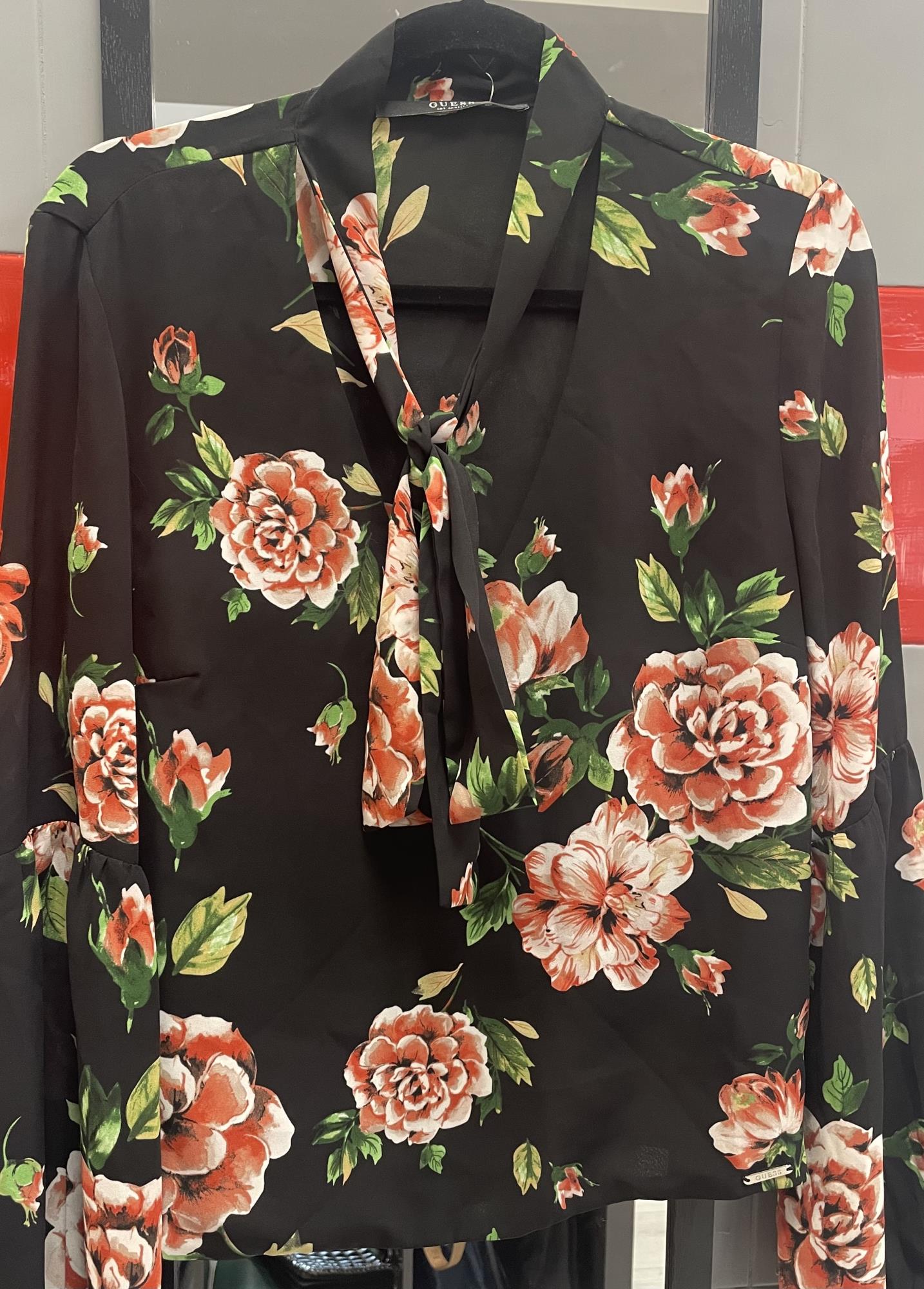 camicia nera con rose rosse tg. M Guess