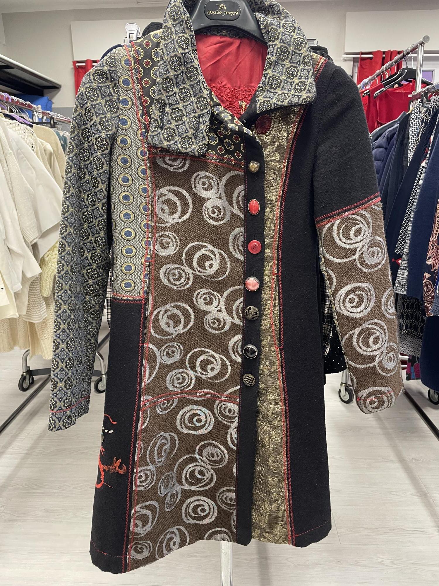 cappottino nero con inserti marroni dorati e rossi tg. 40 Desigual