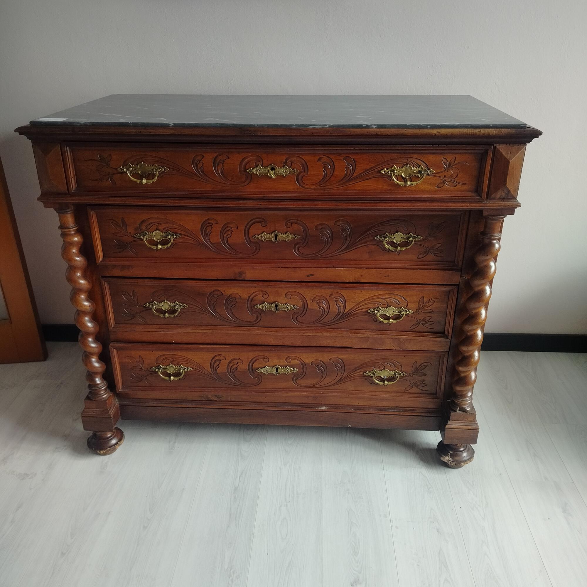 Cassettiera in arte povera intagli lavorati e ripiano in marmo