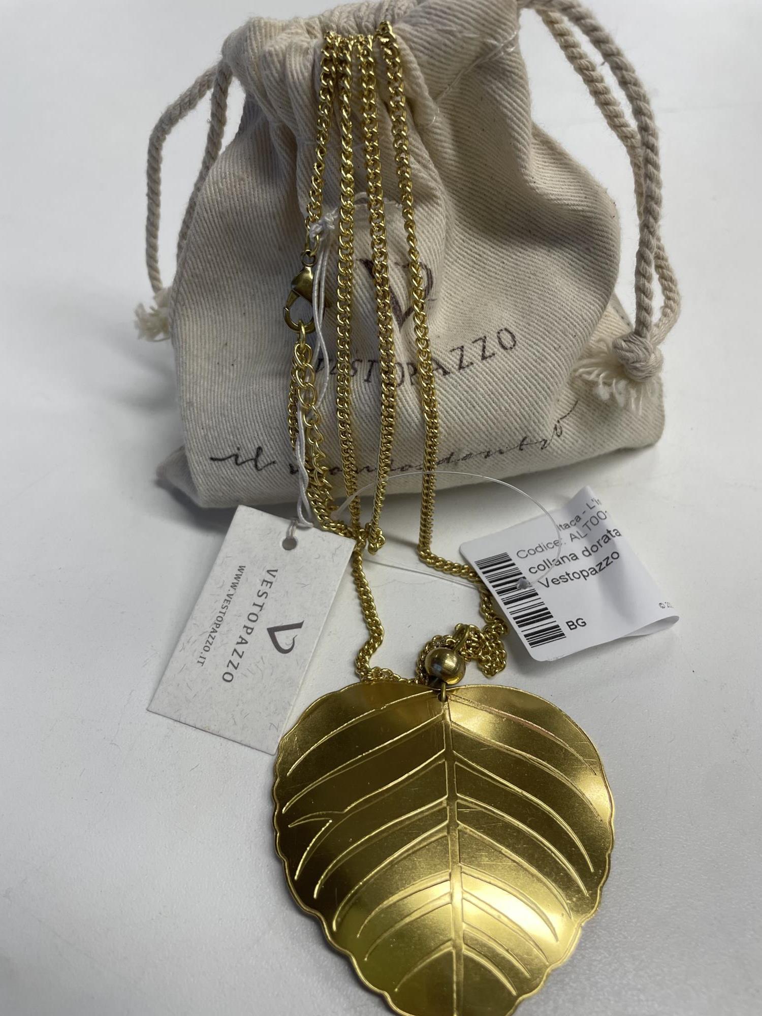 collana dorata con ciondolo foglia Vestopazzo