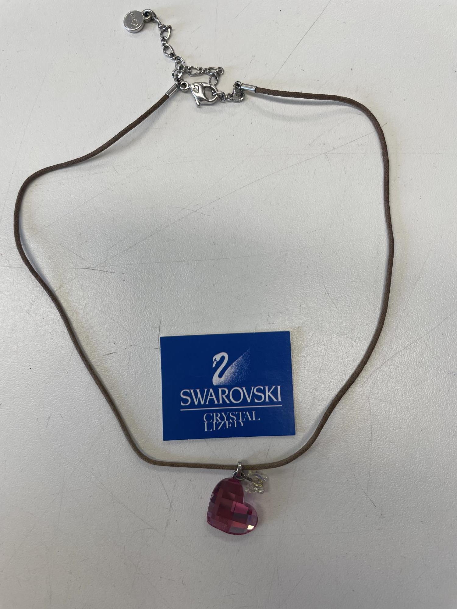 collana in cordino beige con ciondolo cuore rosa Swarovski