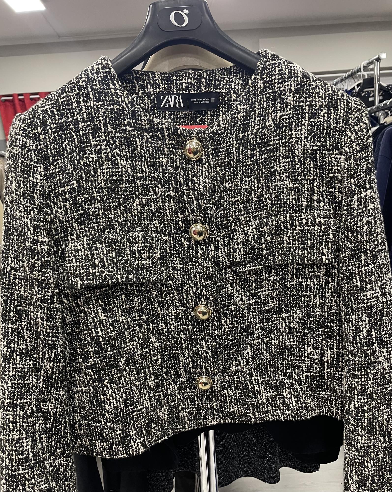 giacchina chanel nera con inserti bianchi e lurex e bottoni dorati tg. L Zara