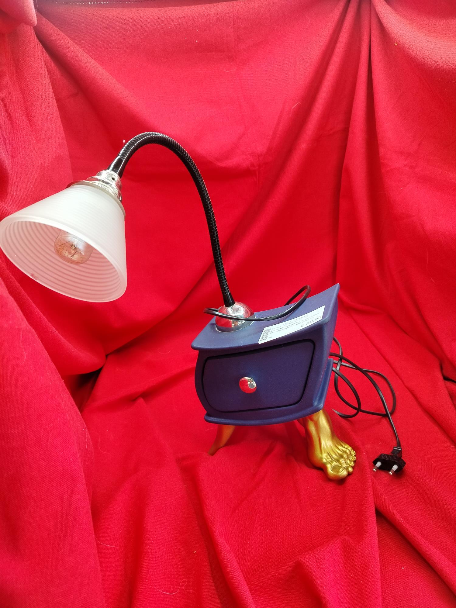 Lampada design forma comodino blu con piede umano color oro