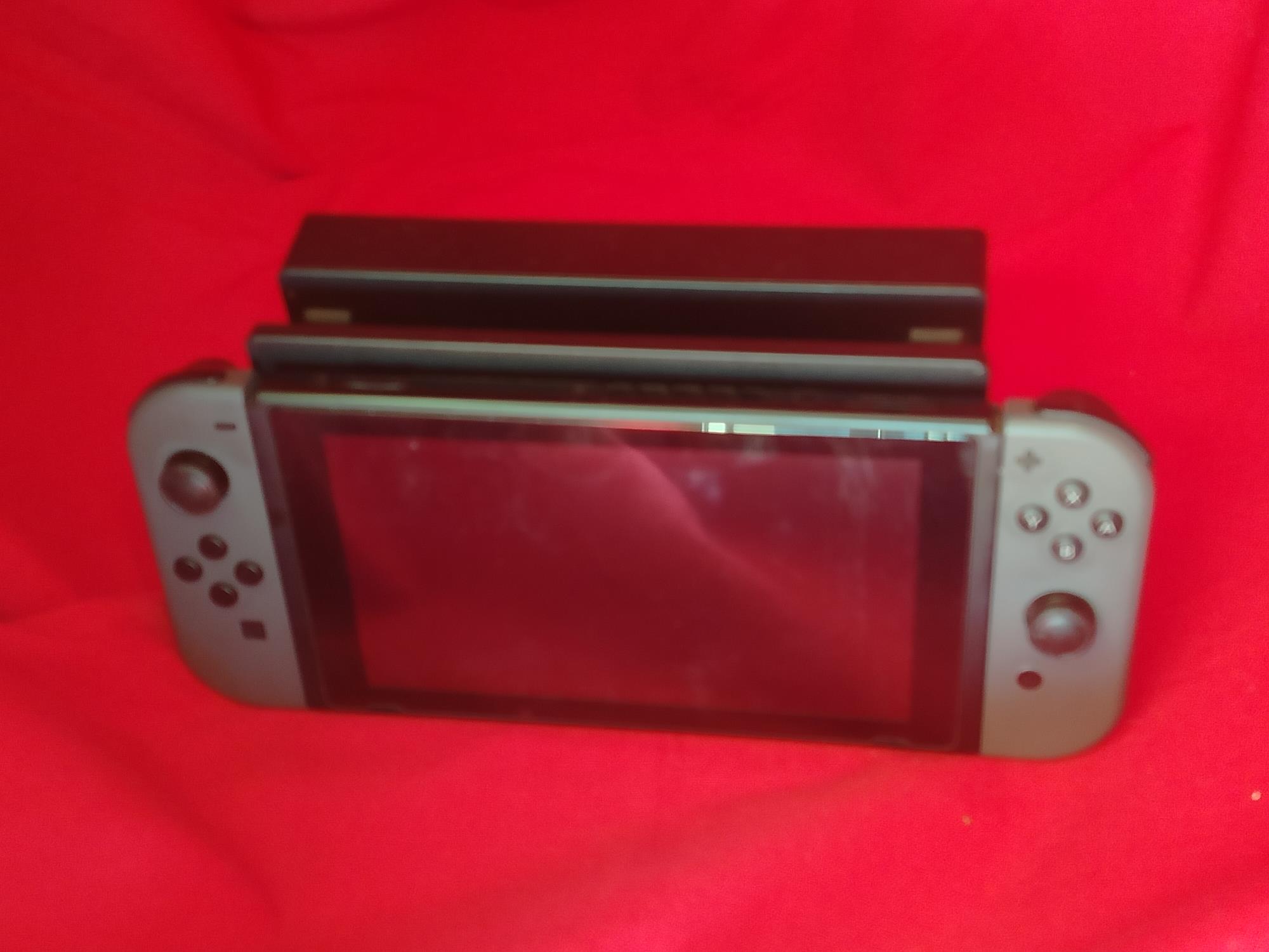 Nintendo Switch grigia (2017) con accessori e controller extra