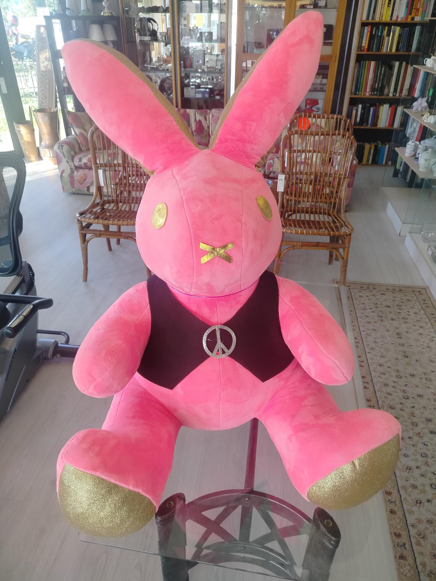 Peluche coniglio gigante rosa con gilet nero