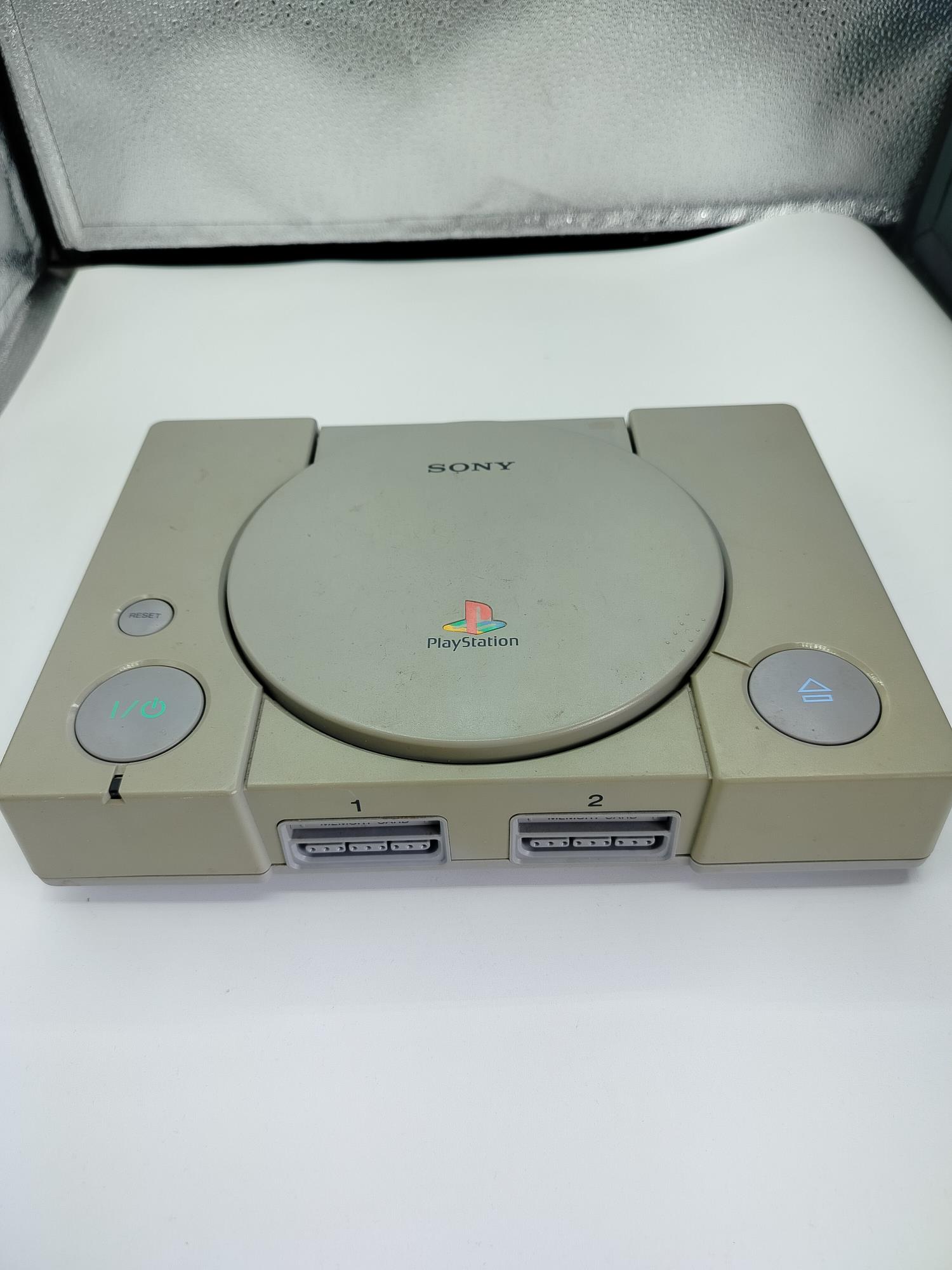 PlayStation grigia (con accessori)