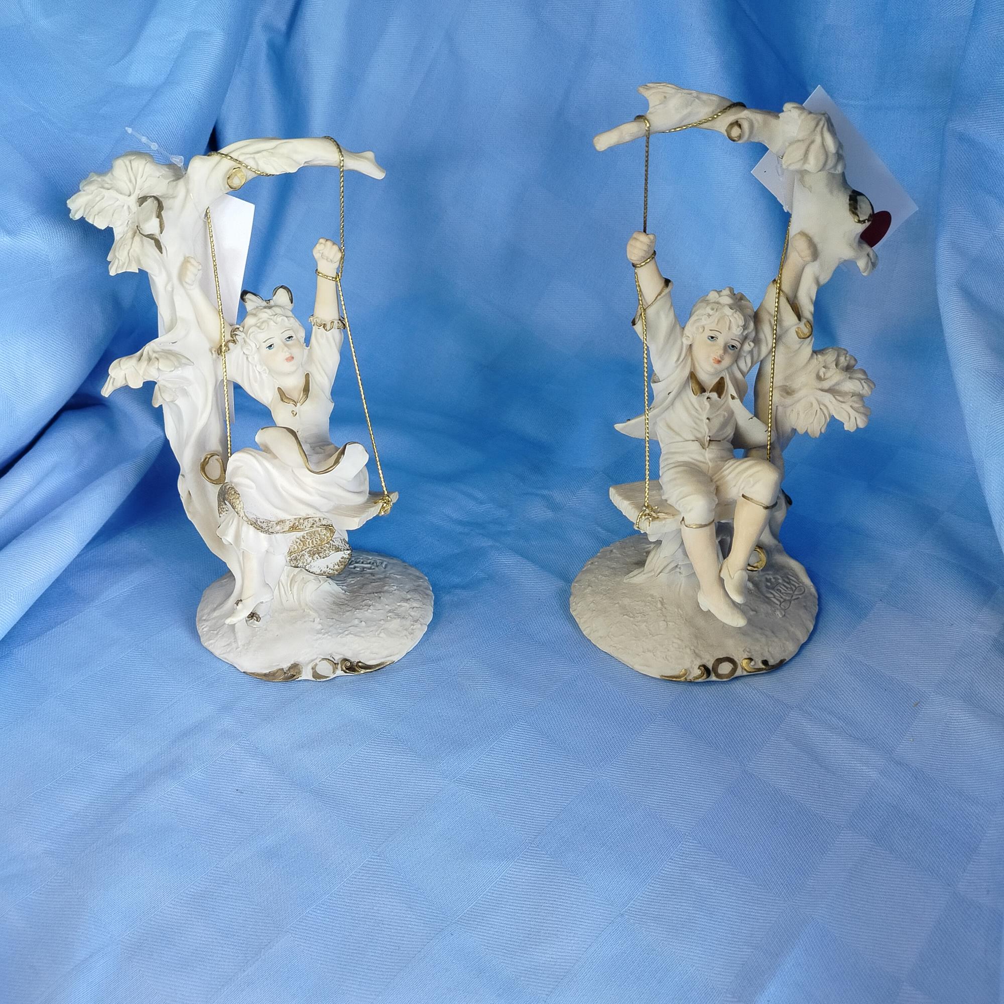 statuina giovane in altalena Miriam