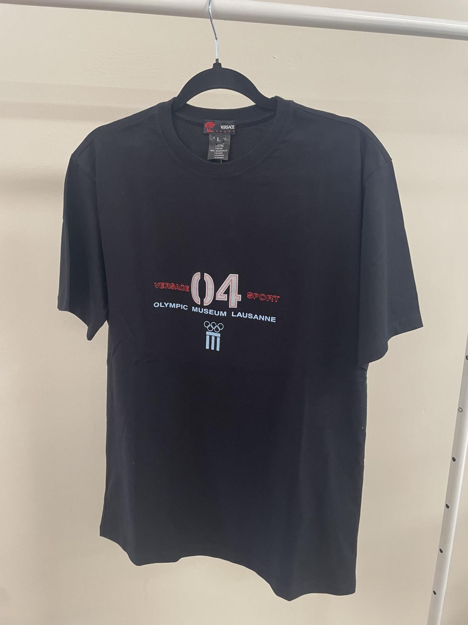 t- shirt U. nera con scritta tg. L Versace