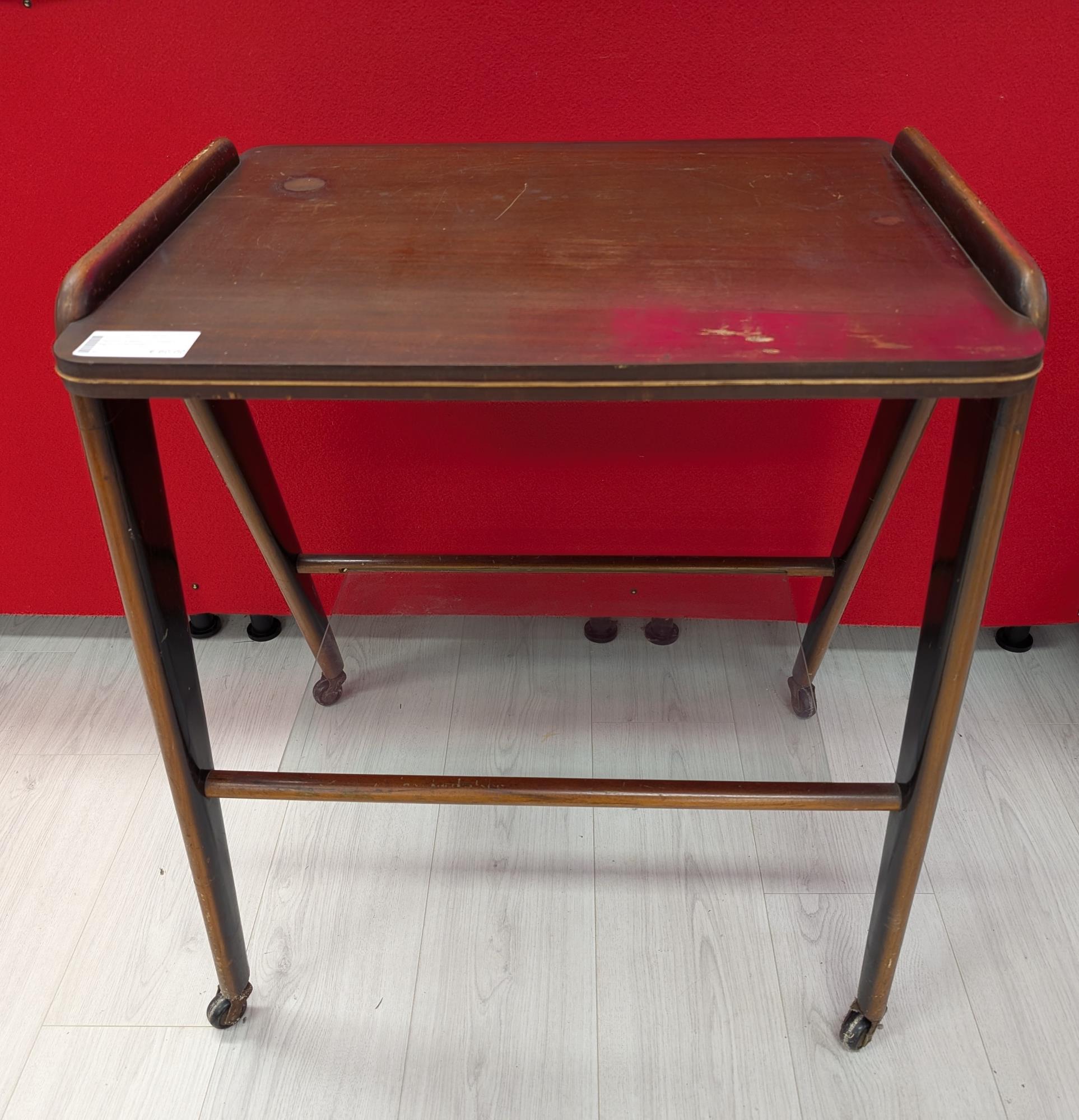 Tavolino a banco con rotelle in legno modernariato