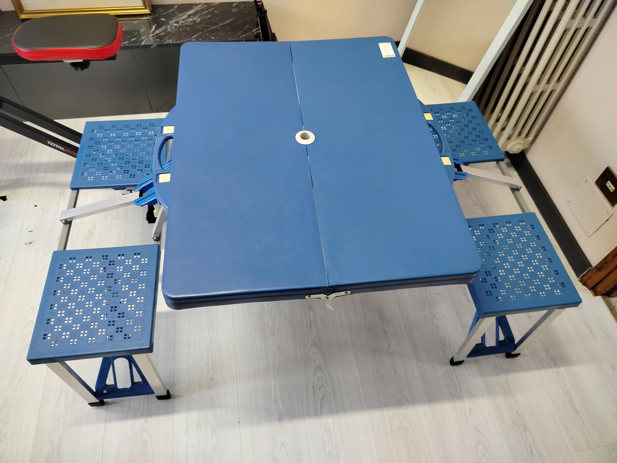 Tavolino con sedie da campeggio montabile color blu