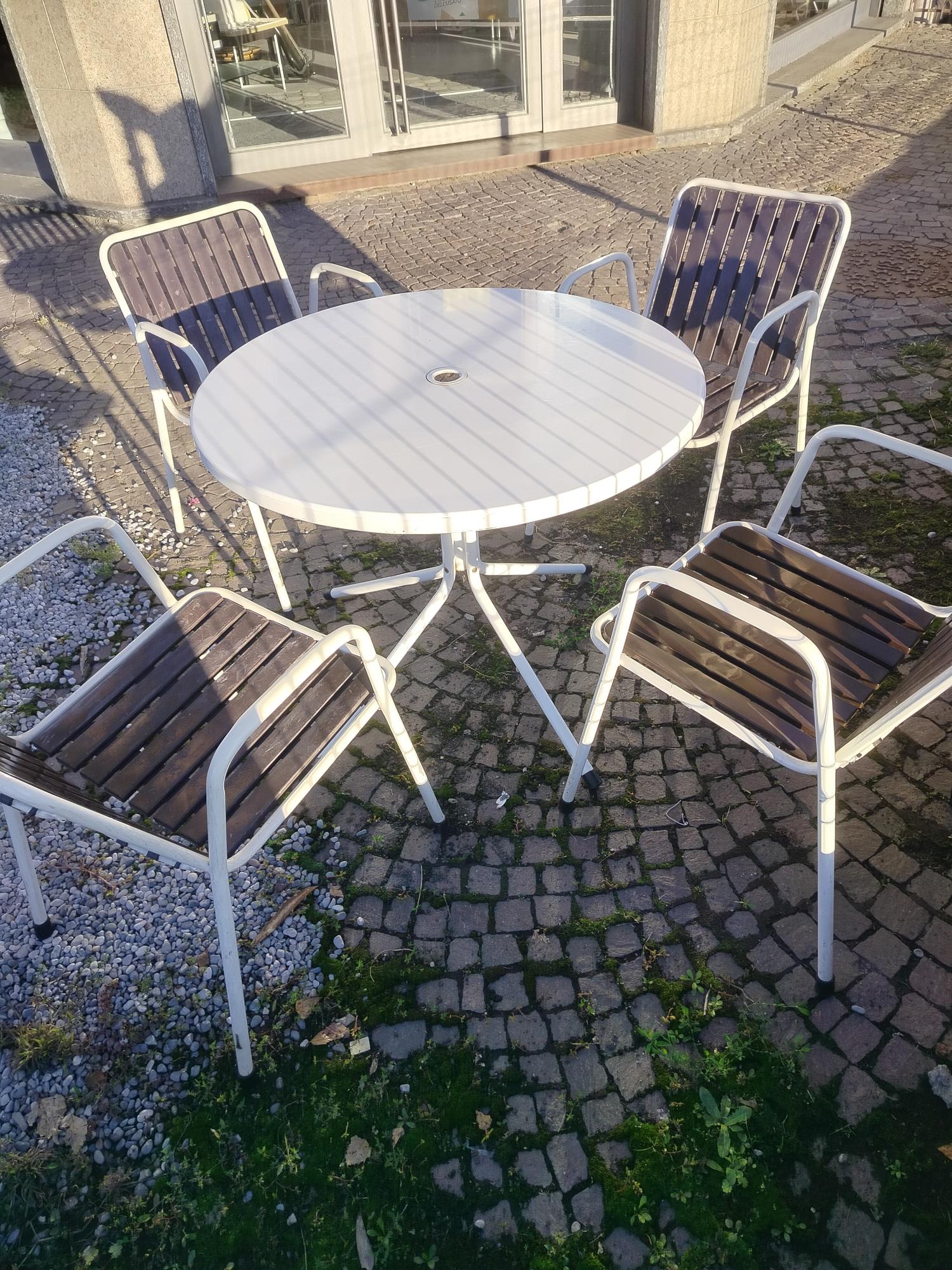 Tavolino in metallo bianco + 4 sedie seduta color marrone