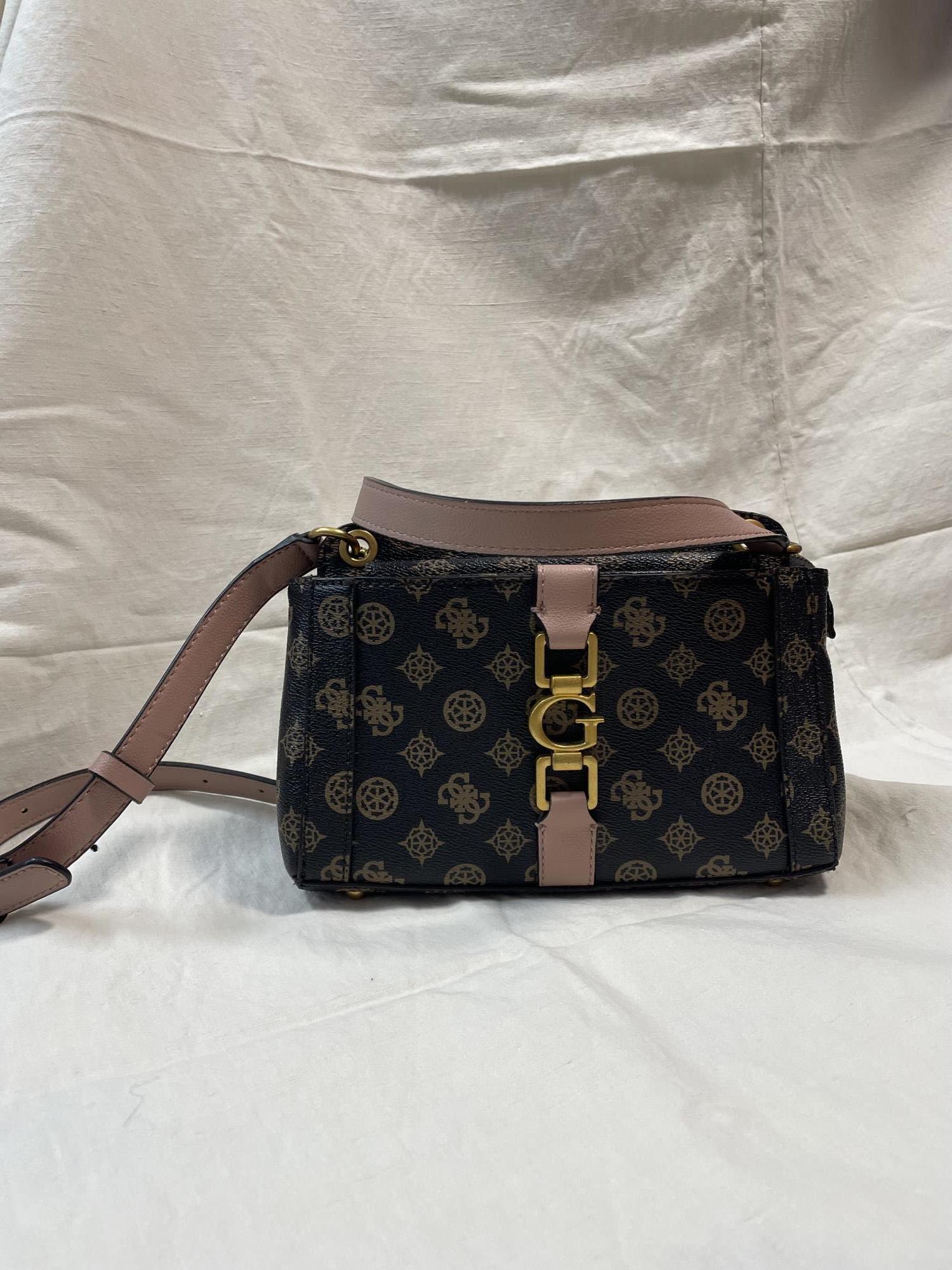 tracolla nera con inserti e tracolla rosa Guess