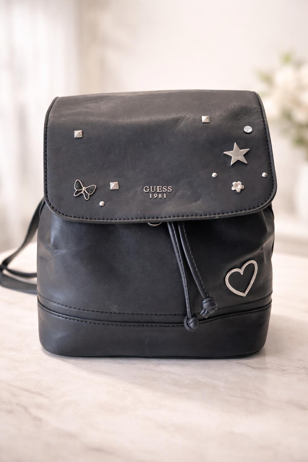 zainetto nero con applicazioni Guess